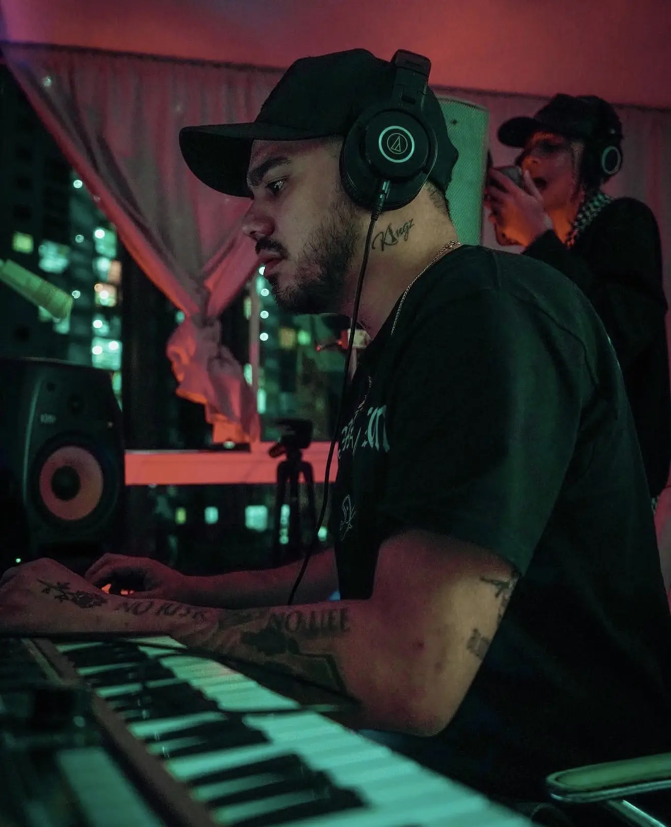 Mandy trabajando en producción musical