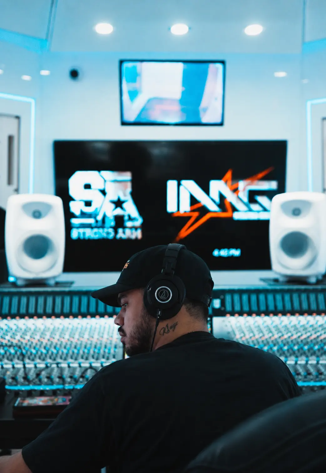 Mandy trabajando en producción musical